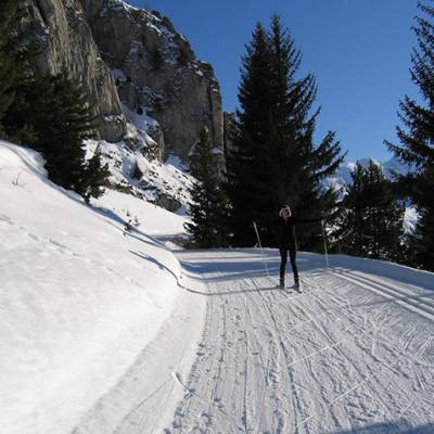 Cross country skiing by cliffs in devoluy