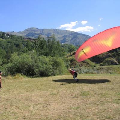 Paragliding learning to take off course in the Alp