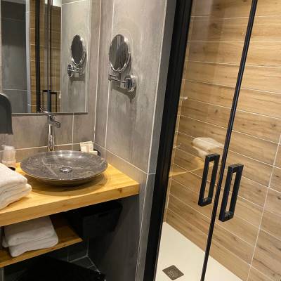 autans-hotel-bathroom-with-shower.jpg